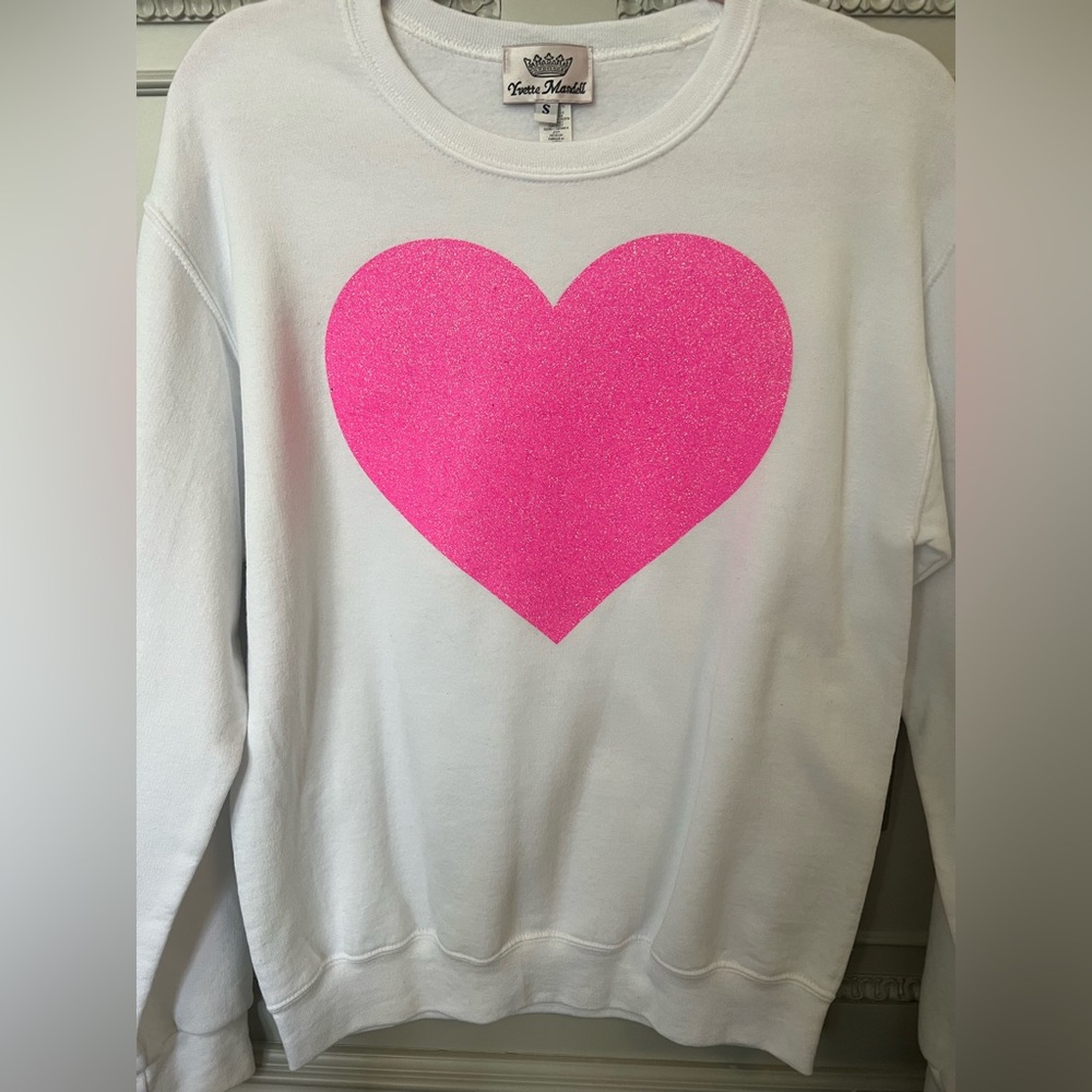 NWT Yvette Mandell Small White with Pink Heart Sweatshirt. ๐ - Picture 1 of 4
